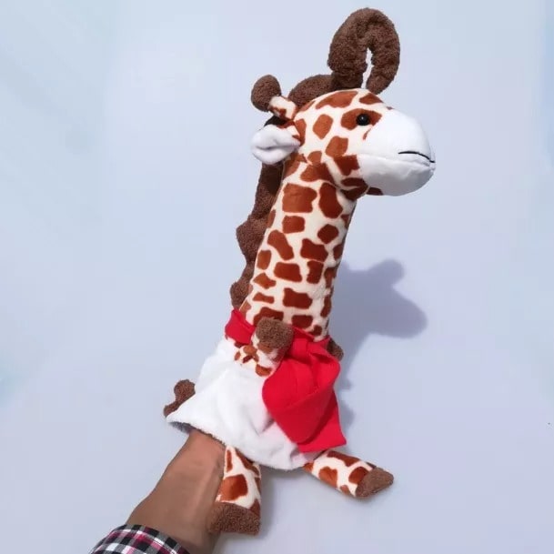 doudou-marionnette-girafe-main.jpg - Peluche carlin