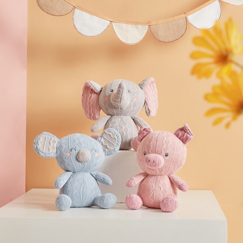 peluche-cochon-tricote-assis.jpg - Peluche carlin