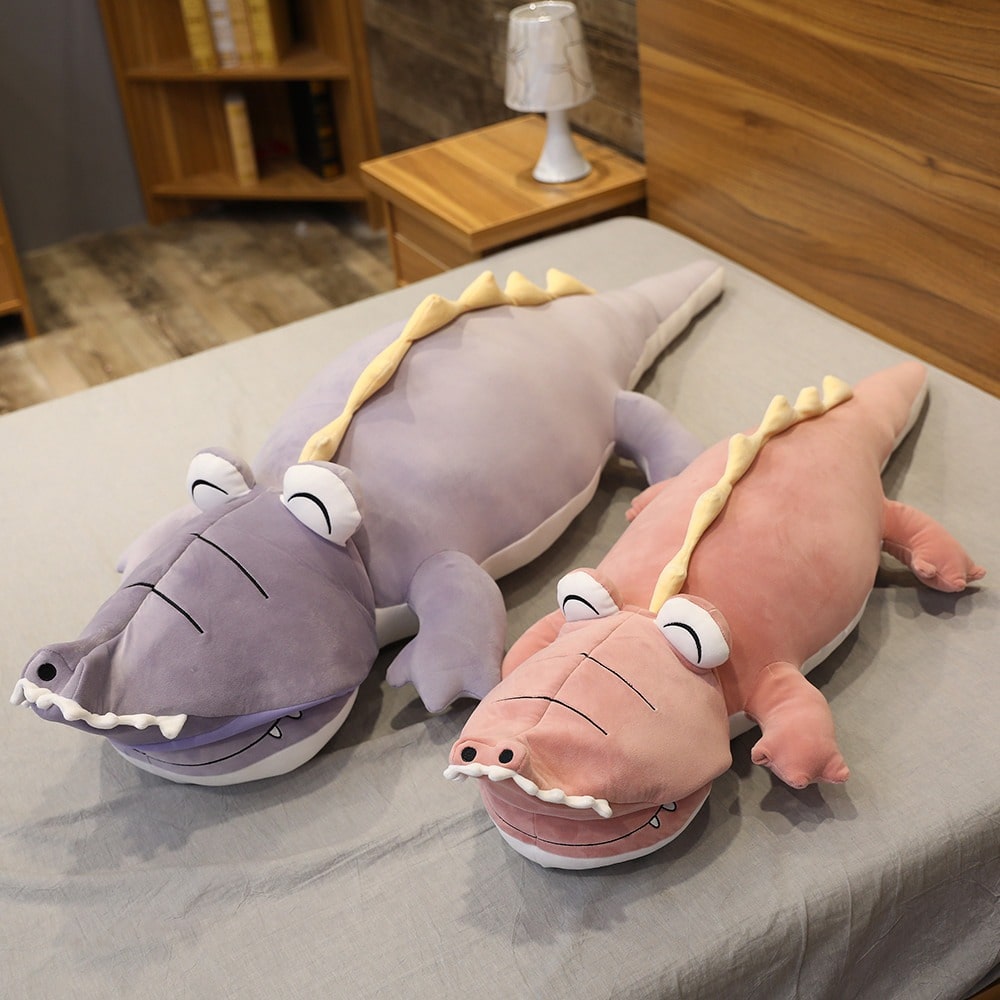 peluche-crocodile-drole-gris-et-rose.jpg - Peluche carlin